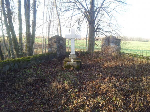 Paliepių Grūžių dvaro kapinaitės. Nuotrauka iš Pasvalio Mariaus Katiliškio viešosios bibliotekos Krašto kultūros dokumentavimo centro fondų, 2015